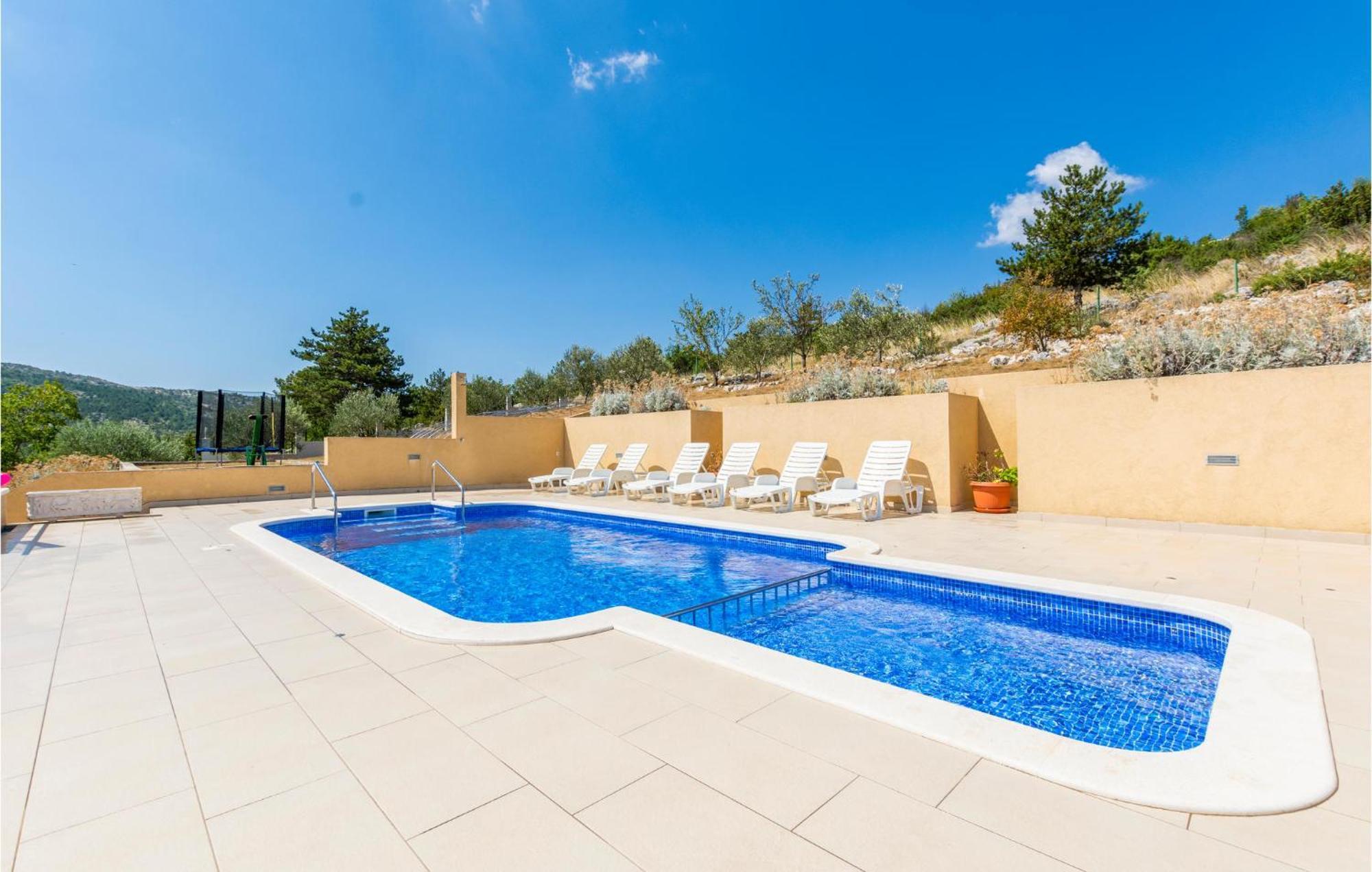 Cozy Home In Neoric With Outdoor Swimming Pool Εξωτερικό φωτογραφία