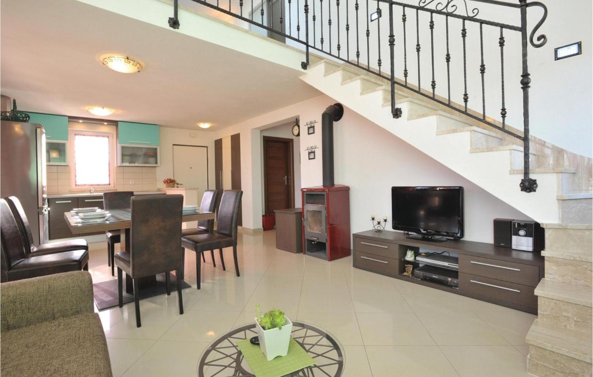 Cozy Home In Neoric With Outdoor Swimming Pool Εξωτερικό φωτογραφία