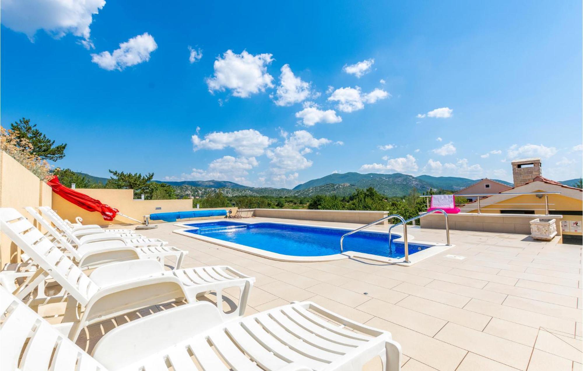 Cozy Home In Neoric With Outdoor Swimming Pool Εξωτερικό φωτογραφία