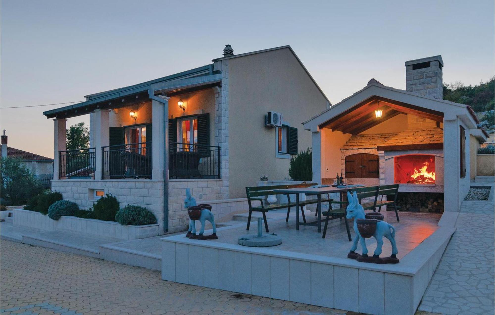Cozy Home In Neoric With Outdoor Swimming Pool Εξωτερικό φωτογραφία