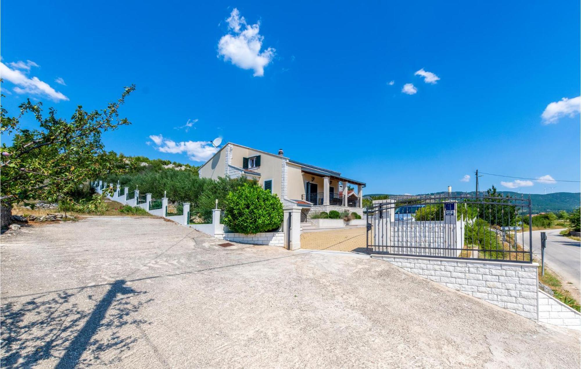 Cozy Home In Neoric With Outdoor Swimming Pool Εξωτερικό φωτογραφία